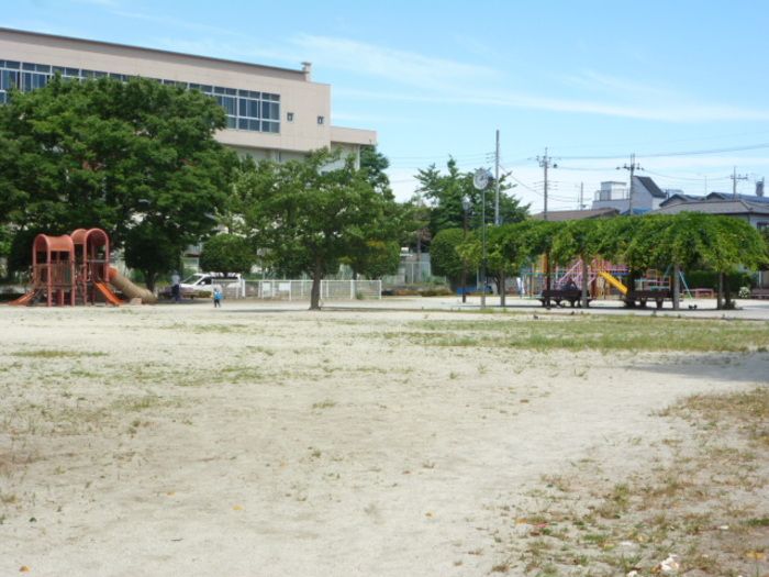 近くの柳崎公園まで805m（徒歩11分）