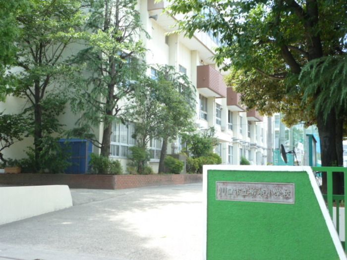近くの川口市立柳崎小学校まで726m（徒歩10分）