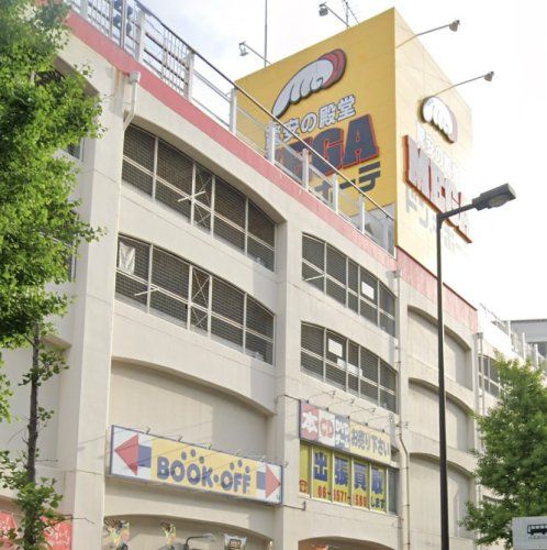 近くのメガ・ドンキホーテ弁天町まで740m（徒歩10分）