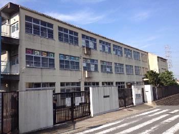 近くの孔舎衙東小学校まで247m（徒歩4分）