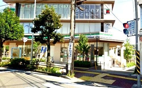 近くのコンビニまで299m（徒歩4分）