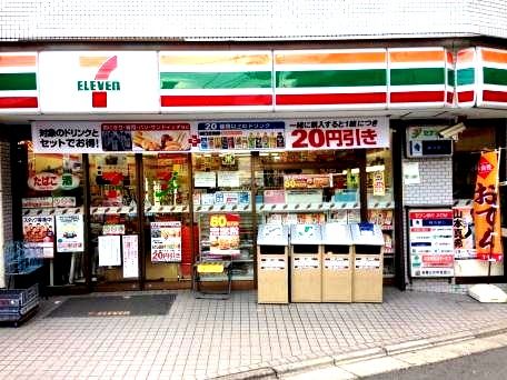 近くのコンビニまで111m（徒歩2分）