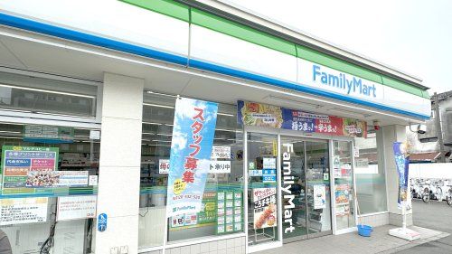 近くのファミリーマート 調布小島町三丁目店まで167m（徒歩3分）