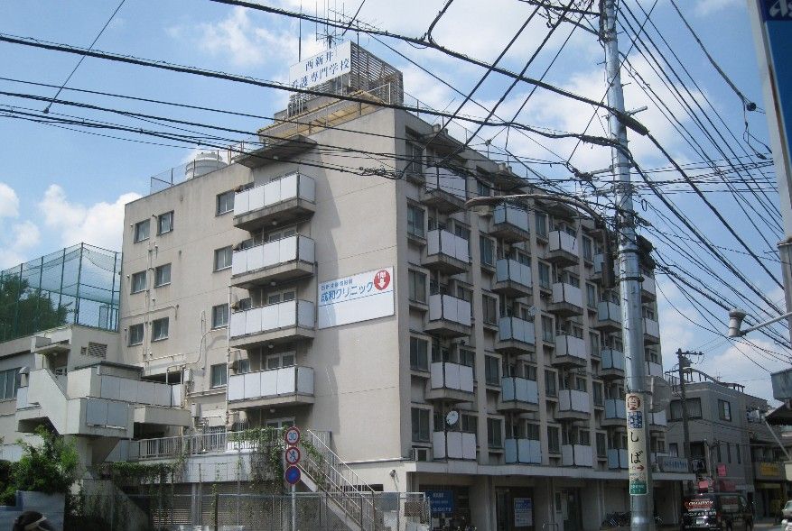 近くの西新井看護専門学校まで1,236m（徒歩16分）