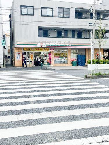 近くのセブンイレブン 志茂駅前店まで561m（徒歩8分）