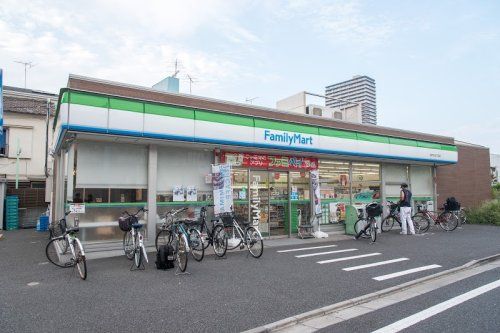 近くのファミリーマート 南千住五丁目店まで527m（徒歩7分）