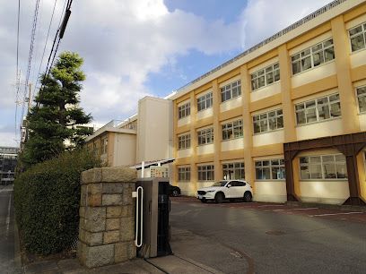 近くの小学校まで635m（徒歩8分）