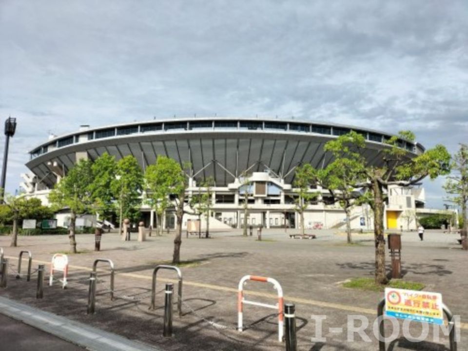 近くの坊っちゃんスタジアム(松山中央公園野球場)まで2,516m(徒歩32分)