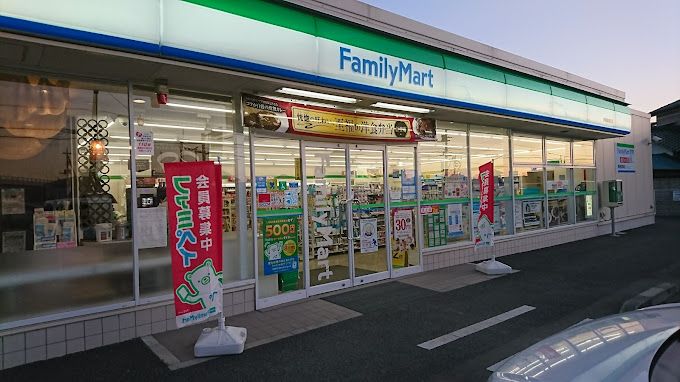 近くのコンビニまで552m（徒歩7分）