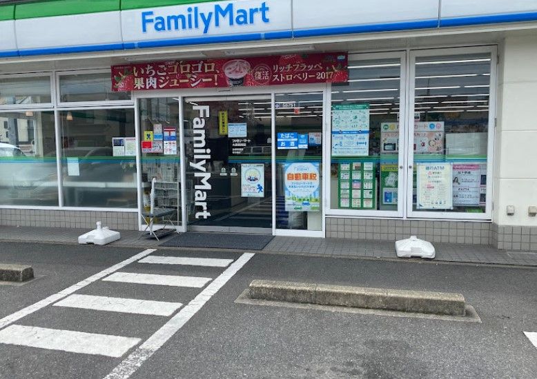 近くのコンビニまで551m（徒歩7分）