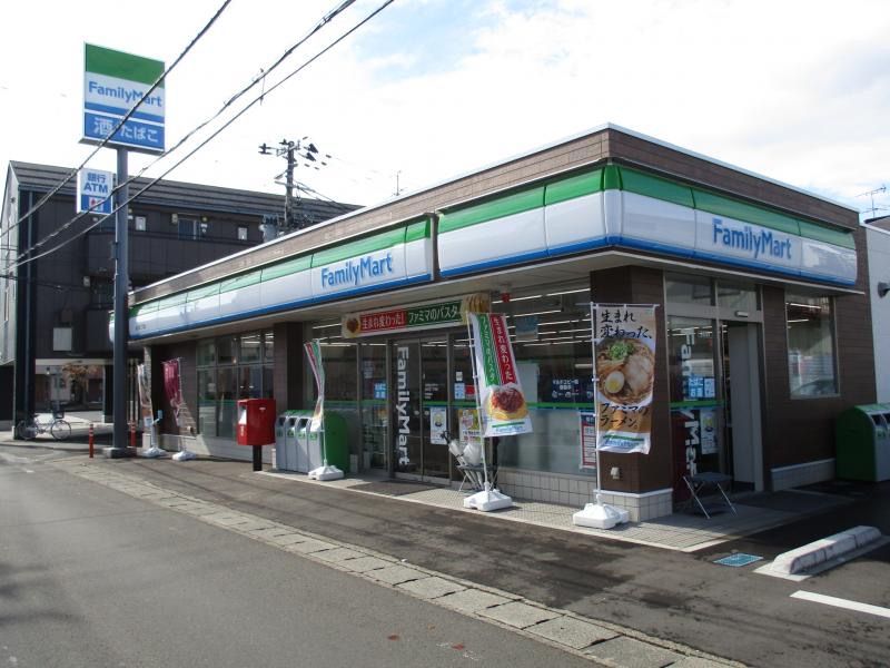 近くのコンビニまで953m（徒歩12分）