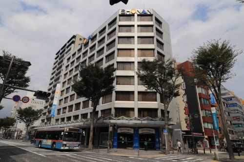 近くの湘南信用金庫本店まで72m（徒歩1分）