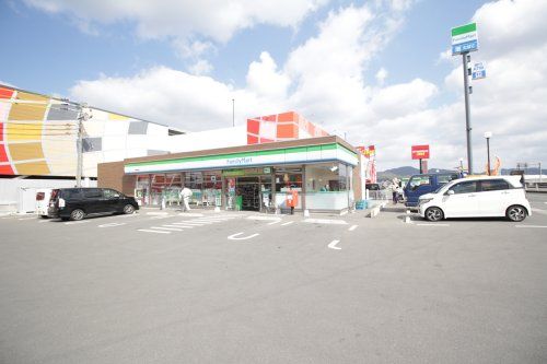 近くのファミリーマート 宗像徳重店まで500m（徒歩7分）