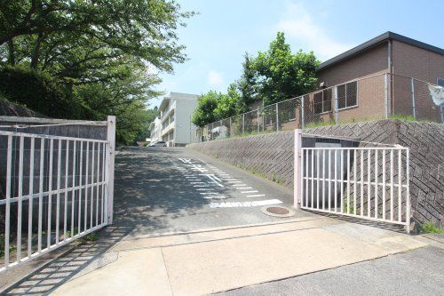 近くの宗像市立自由ケ丘中学校まで4,367m（徒歩55分）