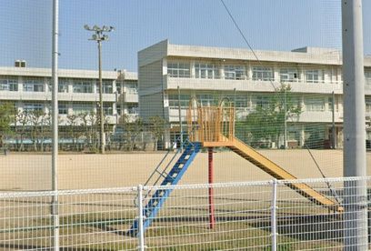 近くの垂水小学校まで681m(徒歩9分)