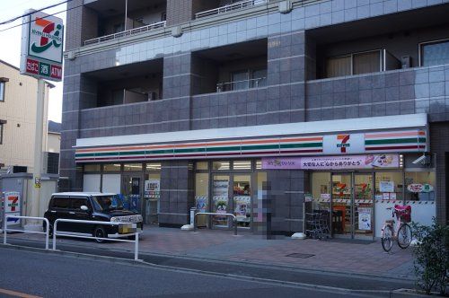近くのセブンイレブン 浦和岸町7丁目店まで581m（徒歩8分）