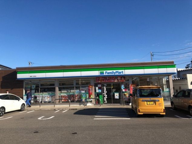 近くのファミリーマート　福野二日町店まで782m（徒歩10分）