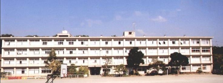 近くの三浦市立上宮田小学校まで397m（徒歩5分）