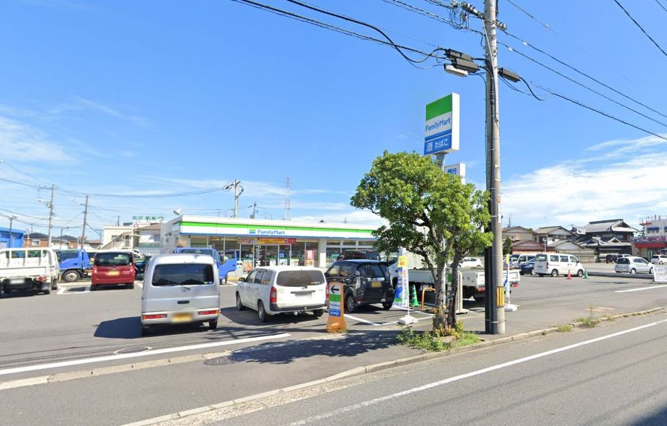 近くのコンビニまで625m（徒歩8分）