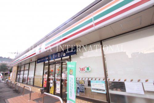 近くのセブンイレブン 八王子下柚木2丁目店まで930m(徒歩12分)
