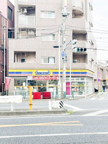 近くのミニストップ 志茂駅前店まで737m（徒歩10分）