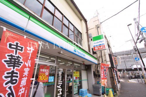 近くのファミリーマートまで328m（徒歩5分）