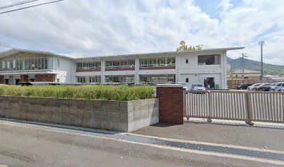 近くの西中学校まで1,708m（徒歩22分）