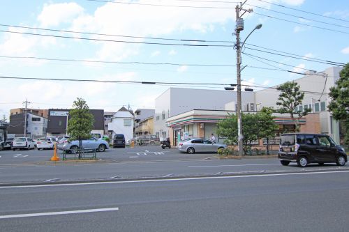 近くのコンビニまで372m（徒歩5分）