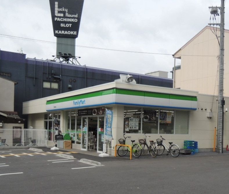 近くのファミリーマート門真元町店まで225m（徒歩3分）