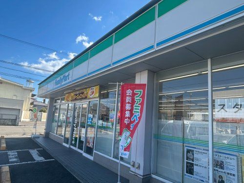 近くのファミリーマート 新居浜徳常町店まで665m（徒歩9分）