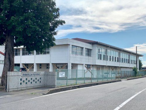 近くの中学校まで2,202m（徒歩28分）