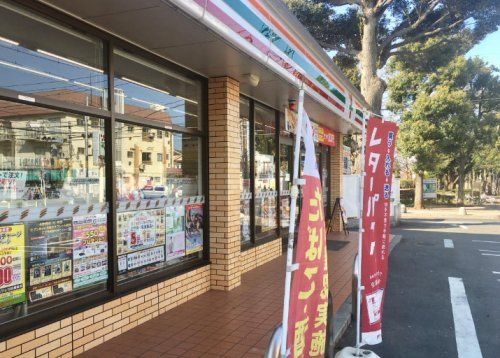 近くのコンビニまで772m（徒歩10分）