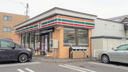 近くのコンビニまで617m（徒歩8分）