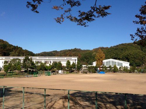 近くの豊岡市立日高東中学校まで1,266m（徒歩16分）