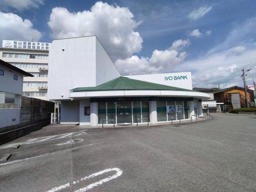近くの伊予銀行桑原支店まで640m(徒歩8分)