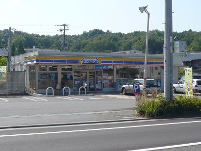 近くのミニストップ 豊岡戸牧店まで557m（徒歩7分）