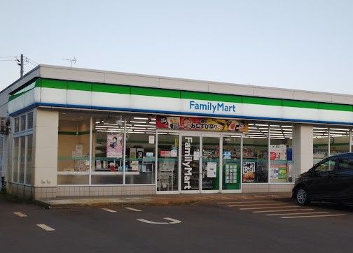 近くのファミリーマート長岡上岩井店まで1,061m（徒歩14分）