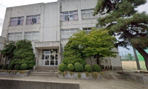 近くの中島小学校まで527m（徒歩7分）