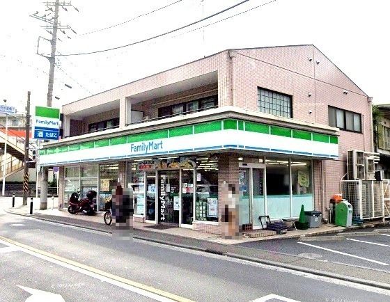 近くのファミリーマート 西生田店まで402m（徒歩6分）