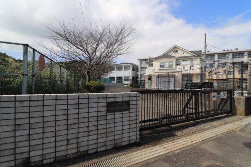 近くの横須賀市立大矢部中学校まで1,863m(徒歩24分)