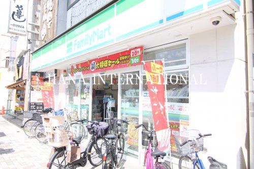 近くのファミリーマート一之江三丁目店まで198m（徒歩3分）