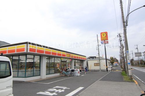 近くのデイリーヤマザキ足立島根店まで233m（徒歩3分）