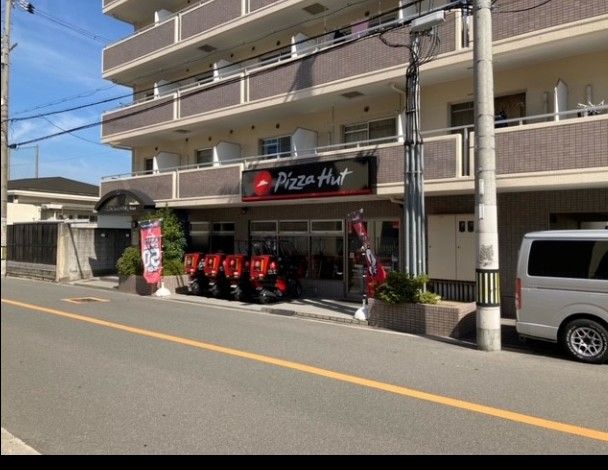 近くのピザハット城東店まで394m（徒歩5分）
