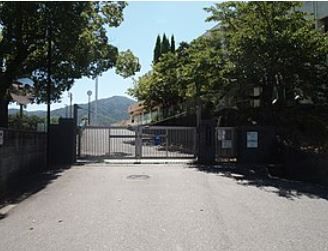 近くの呉市立昭和中学校まで2,700m（徒歩34分）