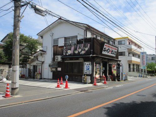 近くの飲食店まで505m（徒歩7分）