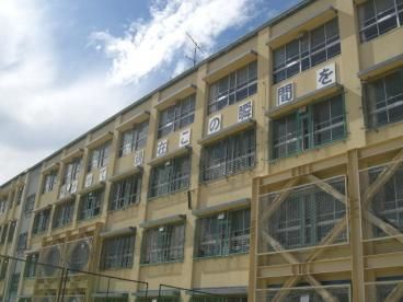 近くの神戸市立住吉中学校まで1,600m（徒歩20分）