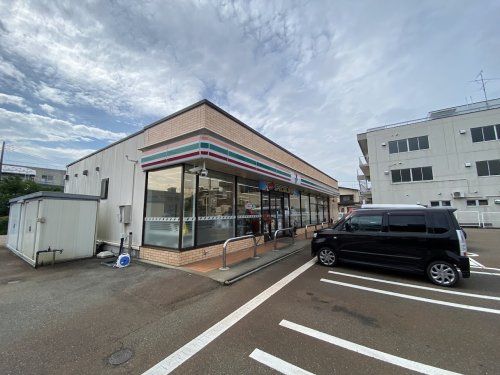 近くのセブンイレブン西千手店まで377m（徒歩5分）