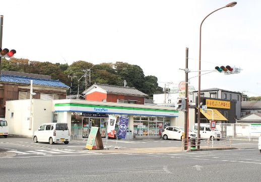 近くのファミリーマート 横須賀三春町店まで522m（徒歩7分）
