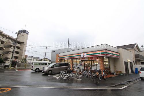 近くのコンビニまで599m（徒歩8分）