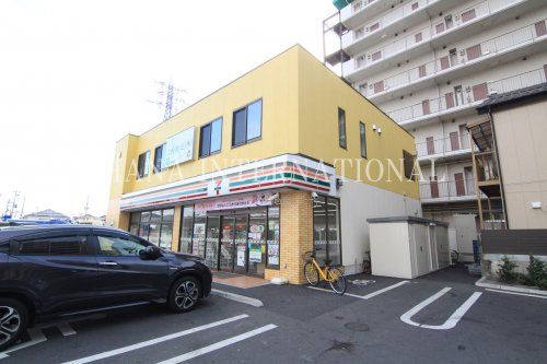 近くのセブンイレブン 草加吉町２丁目店まで323m（徒歩5分）
